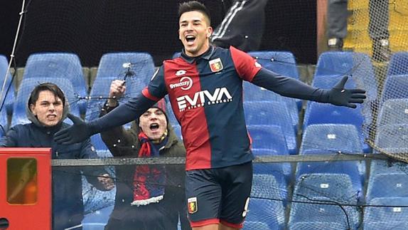 Giovanni Simeone celebra un gol ante el Crotone. 