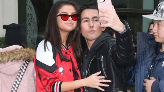 Selena Gómez, con un fan.