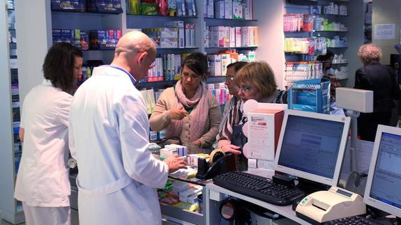 Clientes en una farmacia.