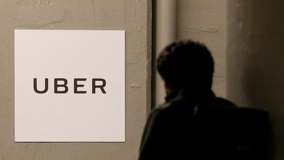 Un hombre entra en las oficinas de Uber. 