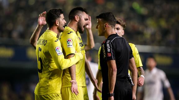 Los jugadores del Villarreal protestan ante Gil Manzano. 