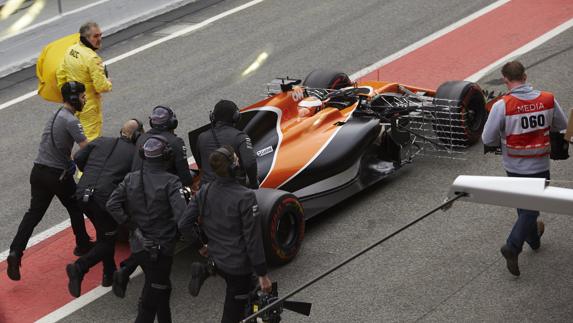 El McLaren de Stoffel Vandoorne, remolcado por los mecánicos. 