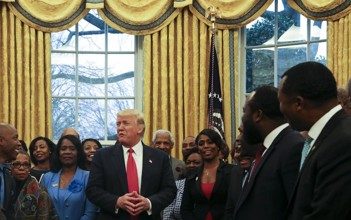 Trump posa con un grupo de Estudiantes Negros de Colegios y Universidades (HBCUs). 
