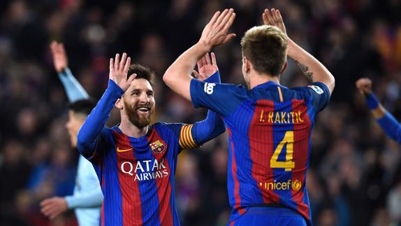 Messi y Rakitic celebran uno de los goles ante el Celta. 