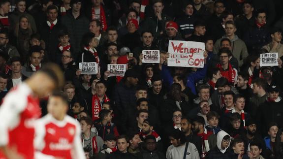 Aficionados del Arsenal piden la marcha de Wenger. 