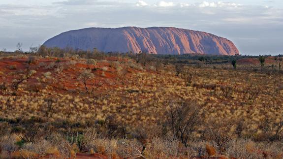 El monolito Uluru, de gran relevancia cultural para algunos grupos aborígenes, en Australia. 