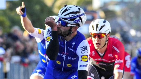 Fernando Gaviria celebra su victoria. 