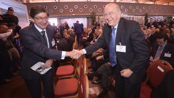 José Ignacio Goirigolzarri, presidente de Bankia, y Carlos Egea, presidente de BMN, durante un acto a favor del Corredor Mediterráneo celebrado ayer en Murcia.
