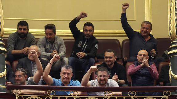 Estibadores en la tribuna de invitados del Congreso.