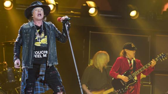 Axel Rose (i), en concierto con AC/DC. 