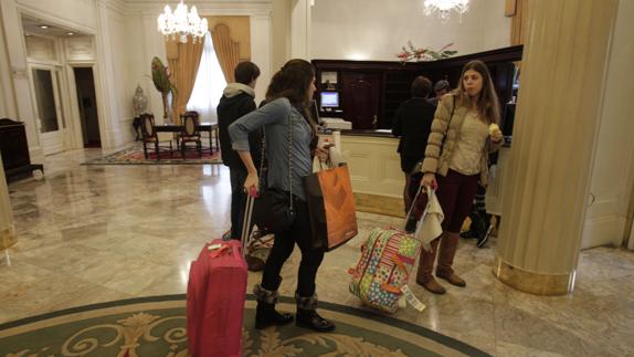 Turistas en un hotel de Bilbao.