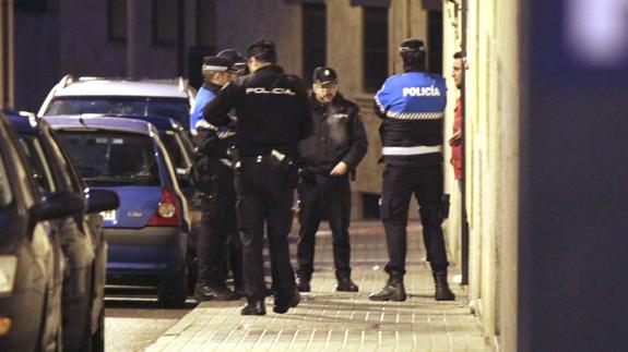 Agentes de la Policía, en el lugar del suceso.