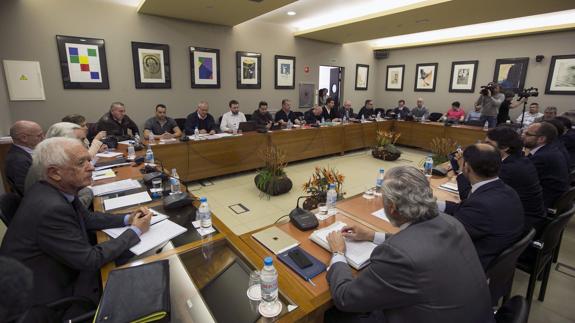 Reunión entre representantes de la patronal y de los sindicatos de la estiba.