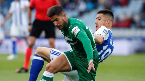 Yuri Berchiche (d), disputa un balón con el delantero del Leganés, Samuel García. 