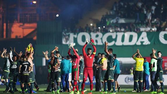 Los jugadores y la afición del Chapecoense celebran la victoria. 