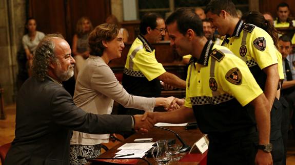 Agentes de la Guardia Urbana saludan a la alcaldesa de Barcelona, Ada Colau.