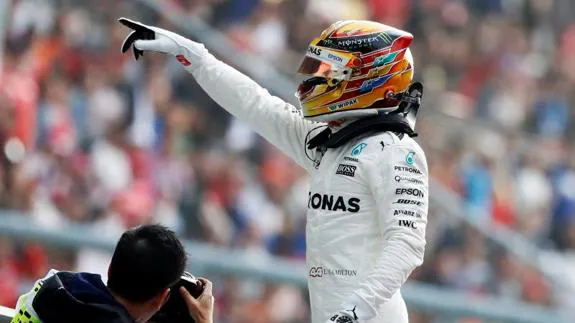 Hamilton celebra la pole. 