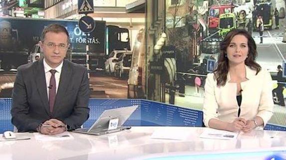 Los presentadores del Telediario, Pedro Carreño y Raquel Martínez. 