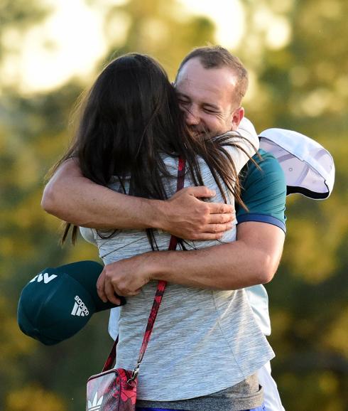 Sergio García abraza a su futura esposa. 