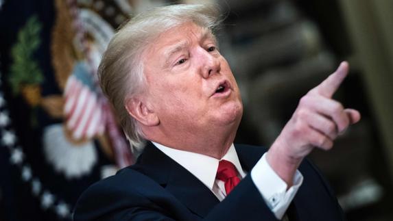 Trump gesticula durante una reunión en la Casa Blanca. 