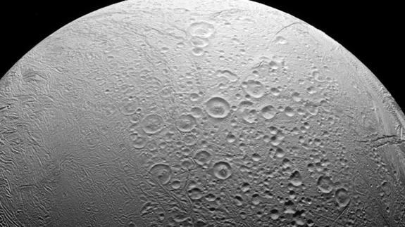 Imagen de la NASA de la luna de Saturno Encélado.