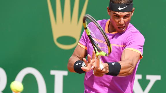 Rafa Nadal golpea a la bola. 