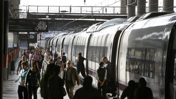 Viajeros de la línea de AVE Madrid-Sevilla en la estación madrileña de Atocha.