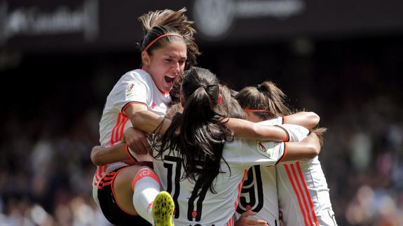 Las jugadoras del Valencia celebran uno de los goles al Levante. 