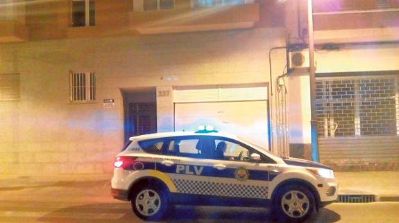 Un coche policial en las proximidades de la vivienda.