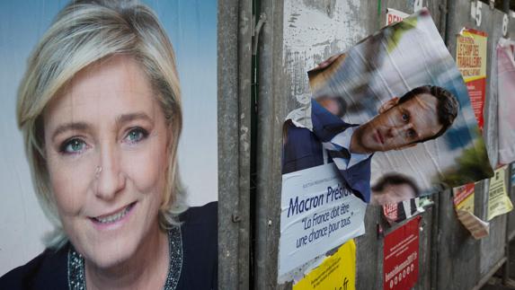 Carteles de Le Pen y Macron. 