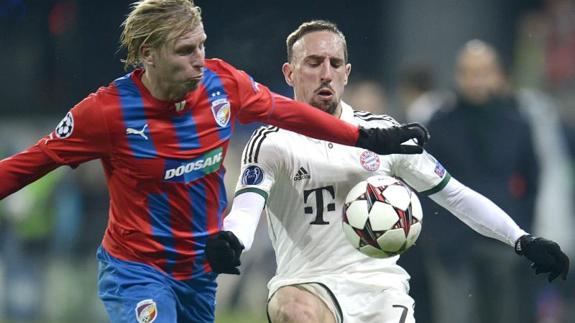 Frantisek Rajtoral (i), durante su etapa en el Viktoria Pilsen, junto a Franck Ribéry. 