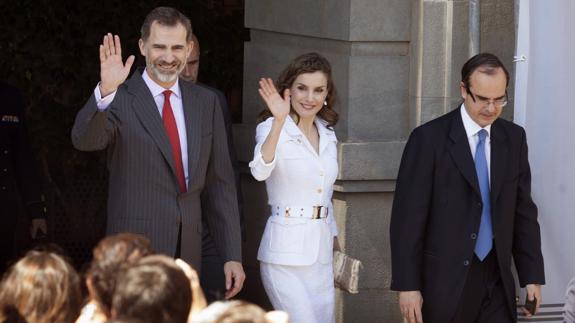 Los reyes Felipe y Letizia, tras la visita al Cabildo de Tenerife.