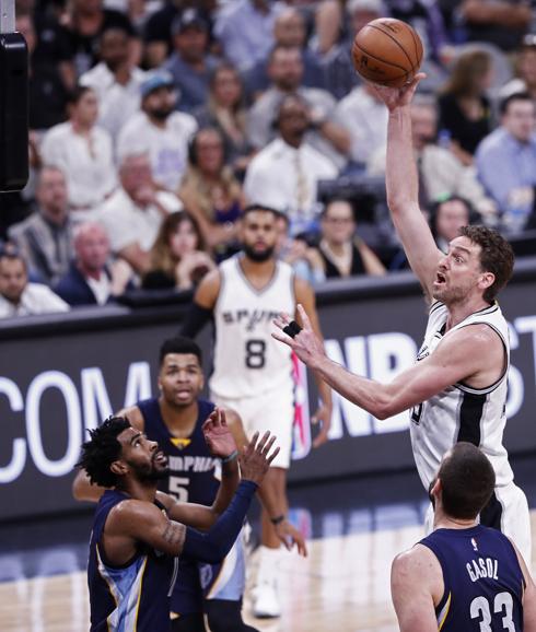 Pau Gasol lanza a canasta. 