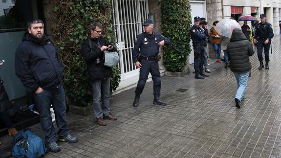 La Policía registra el domicilio de Jordi Pujol.