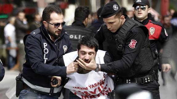 Policías arrestan a manifestante durante la marcha del Día Internacional de los Trabajadores en Estambul.
