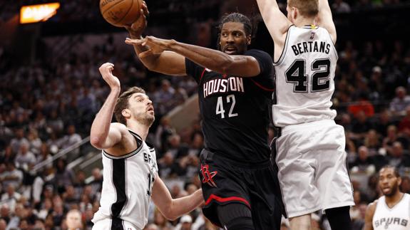 Pau Gasol (izq.), ante los Rockets.