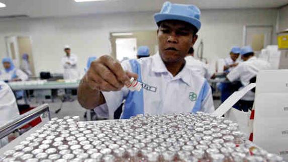 Un trabajador prepara frascos con la vacuna de la polio. 