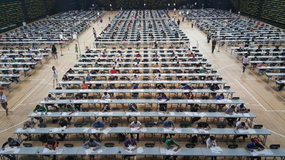 Opositores realizando un examen.