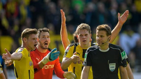 El árbitro alemán Felix Brych (d) dirige un partido de la Bundesliga. 