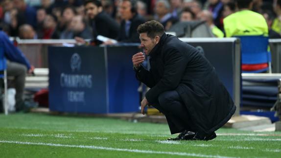 Simeone observa durante un partido. 