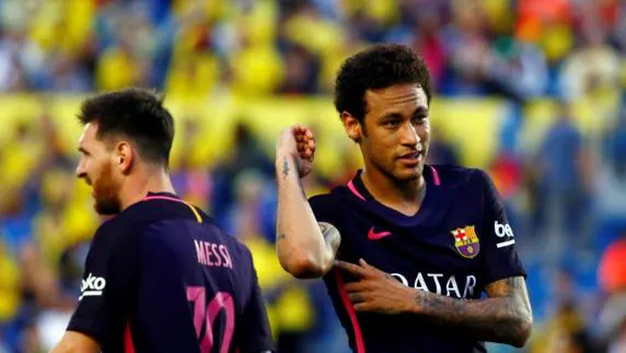 Neymar se señala un tatuaje en el brazo tras marcar uno de sus tres goles en Las Palmas. 