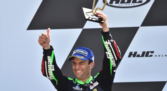 Johann Zarco, en el podio de Le Mans. 