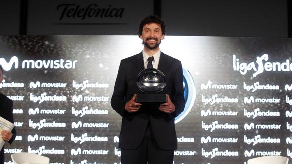 Sergio Llull, con el trofeo de mejor jugador de la Liga Endesa. 