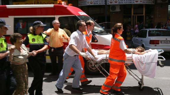 Fotografía de uno de los accidentados en el descarrilamiento del metro de Valencia en 2006.