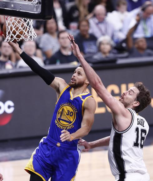 Curry entra a canasta ante la oposición de Pau Gasol. 