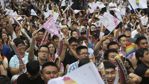 Ciudadanos celebran la decisión ante el Parlamento de Taipei (Taiwán). 