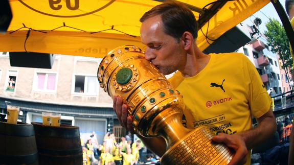 Thomas Tuchel besa la Copa. 