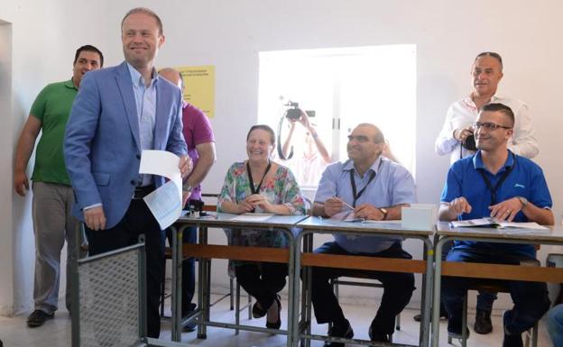 Joseph Muscat, primer ministro de Malta, vota en las elecciones.