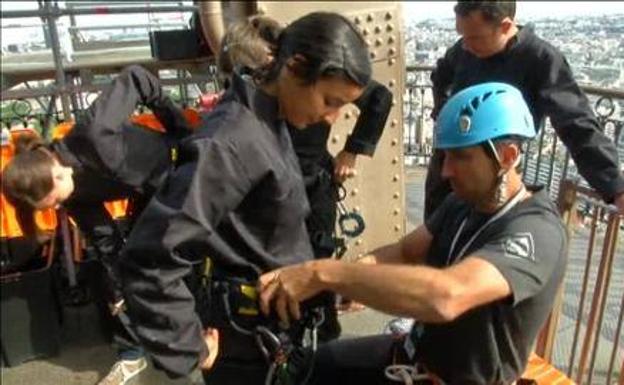 Instalan una tirolina en la torre Eiffel para los adictos a la adrenalina