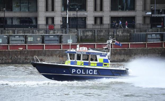 La Policía patrulla por el Támesis.